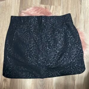 Orvis embossed stylish skirt size L floral black